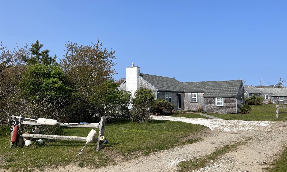 Madaket Cottage | Beach walking distance! Single house 3 bdr-2bths