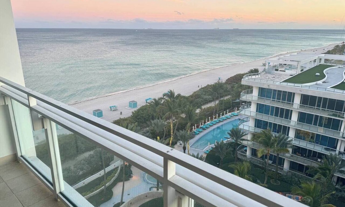 North Beach Hotel | Beachfront 1-bedroom apartment at LUXURY Carillon Miami Hotel