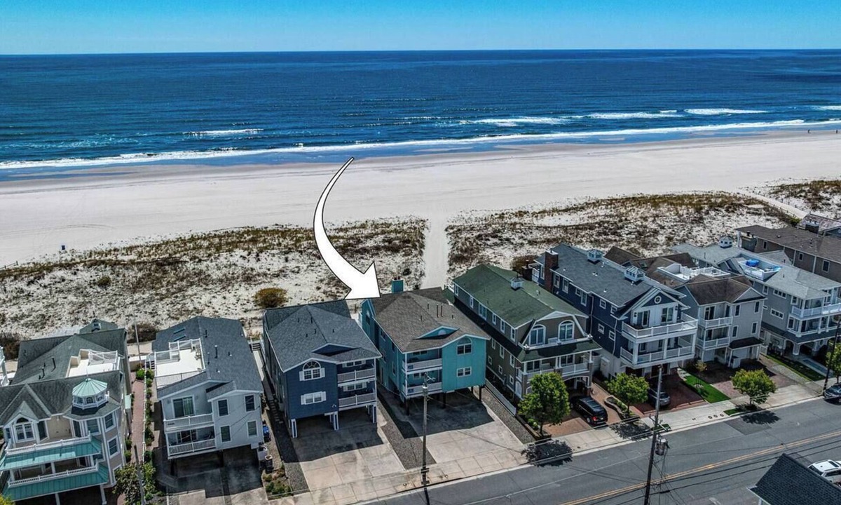 South End House | Beachfront 8BR, sleeps 24 Pet friendly, linens included, grill, 4 parking spots