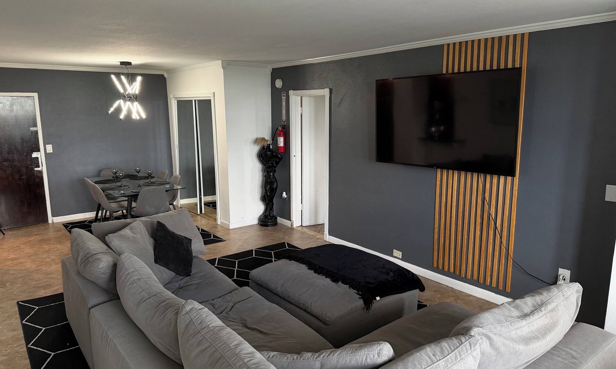 Bermuda Riviera Apartment | Beachfront City Escape