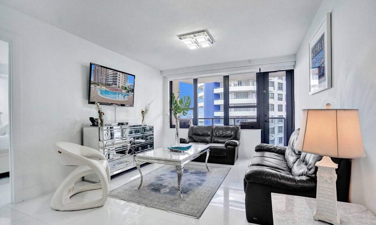 Mid Beach Apartment | Beachfront Condo w Beach Service/1207