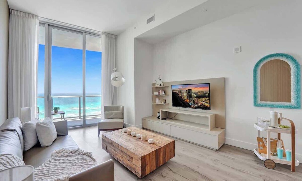 Hollywood South Central Beach Apartment | Beachfront Luxe Condo Sunrise Oceanfront Balcony