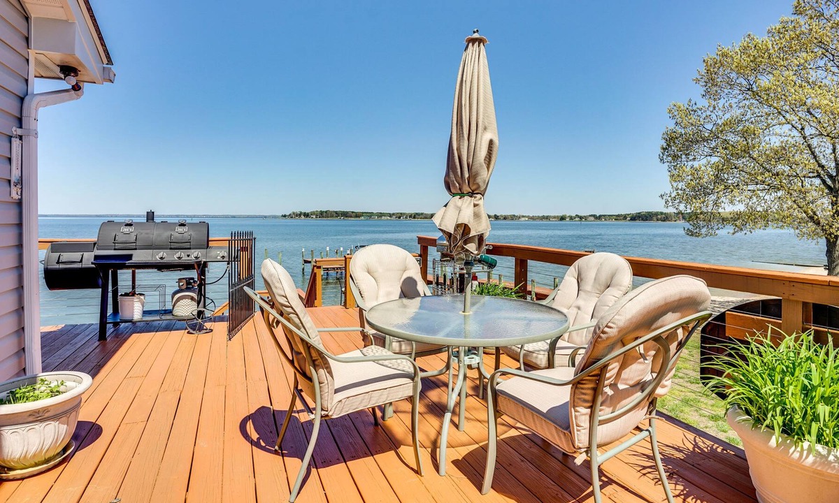 Mount Holly House | Beachfront Montross Home Rental w/ Boat Dock!