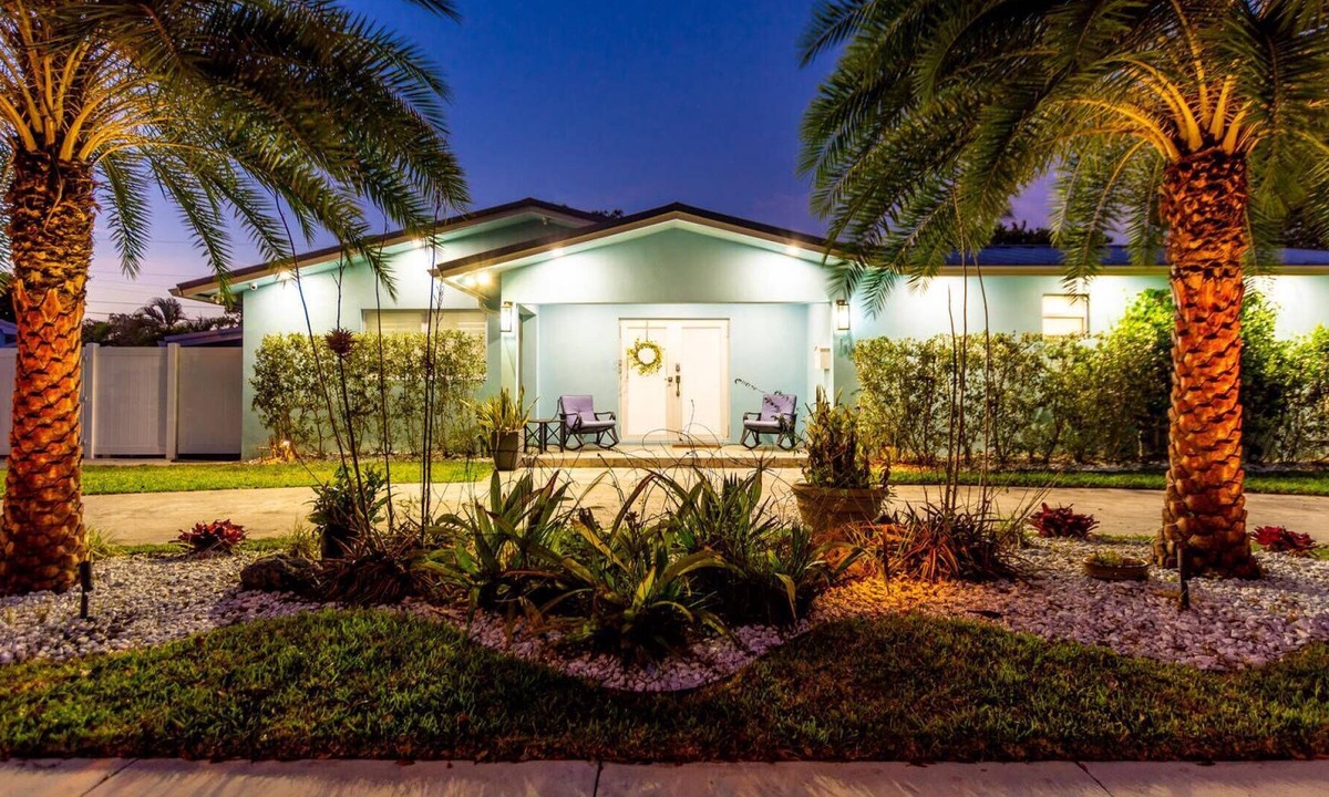 River Oaks House | Beachside Bliss ~ River Oaks by the Beach ~Pool, Tiki Bar Pets Welcome ❤️