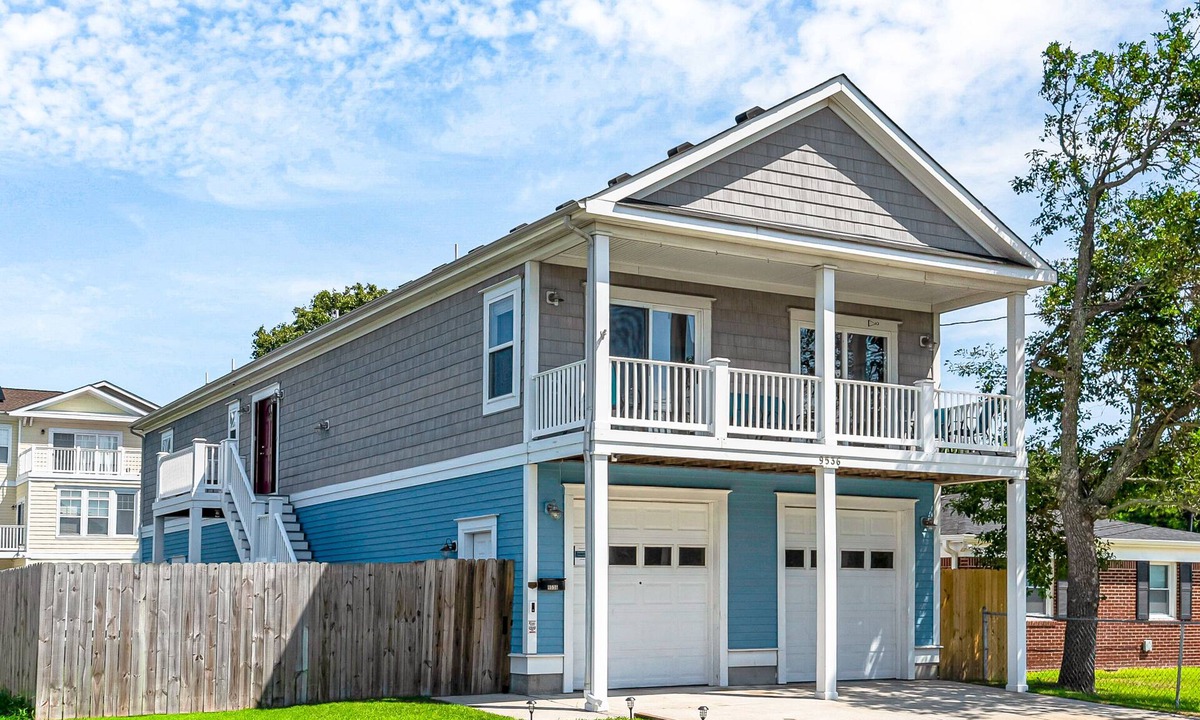 East Ocean View House | Beachside Home Fenced Yard Dogs Welcome