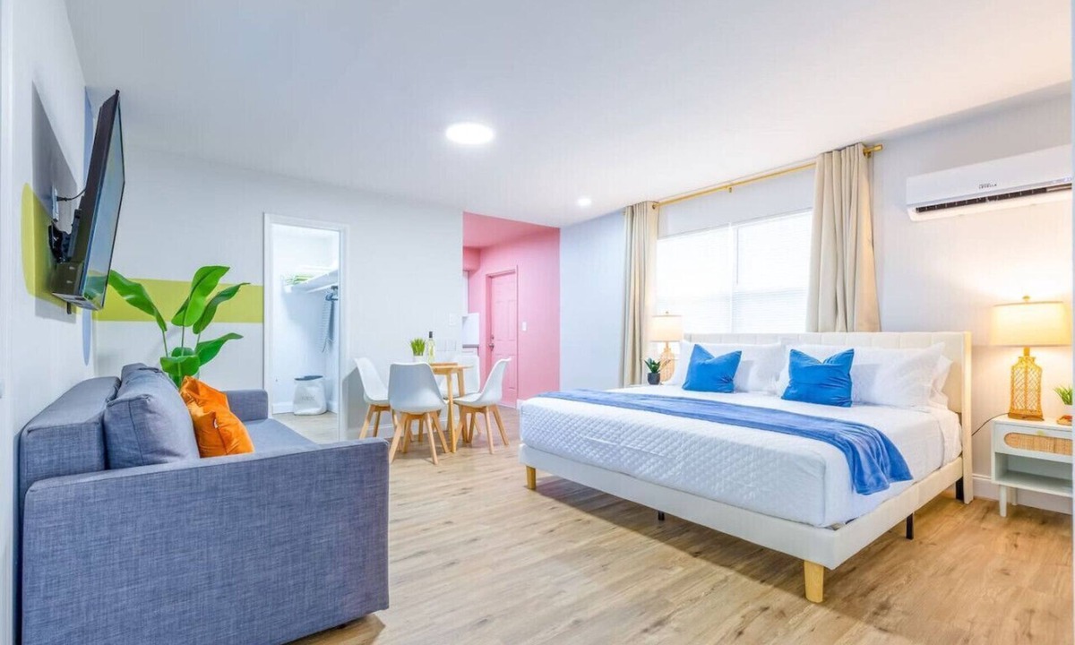 Coral Ridge Apartment | Beachside Oasis w/King Bed & Sofa bed Laundry - 5m to Sand