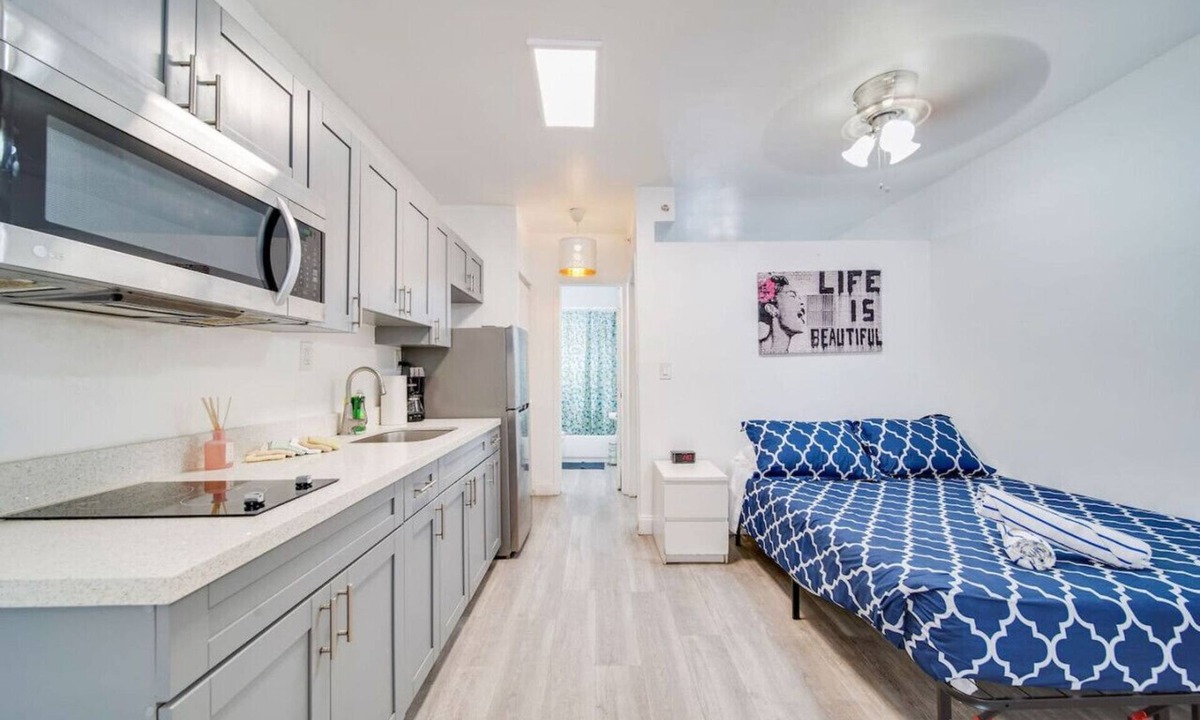 South Beach Condo | Beachy 1 b/r, w/2 Queen Beds, On Ocean Drive Beach