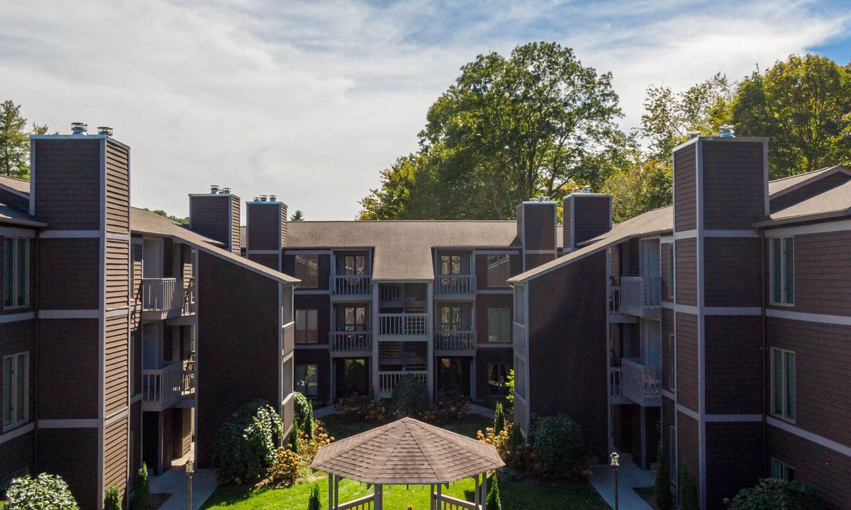 Blowing Rock Condo | Bear Pause - 2br 2 ba Condo - Walk to Downtown Blowing Rock - Two Master Suites