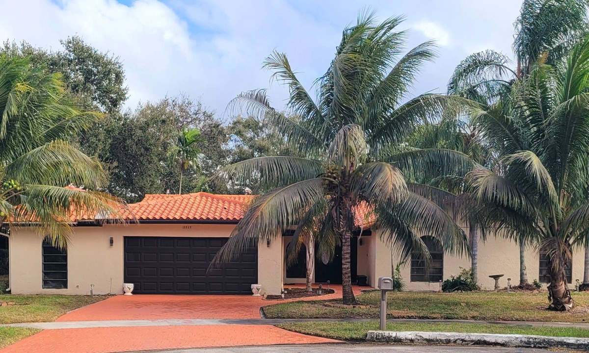 Miami Gardens House | Beautiful 1980s Vintage 4Ksqft 4-2.5/Pool, 3 miles from Hard Rock Stadium