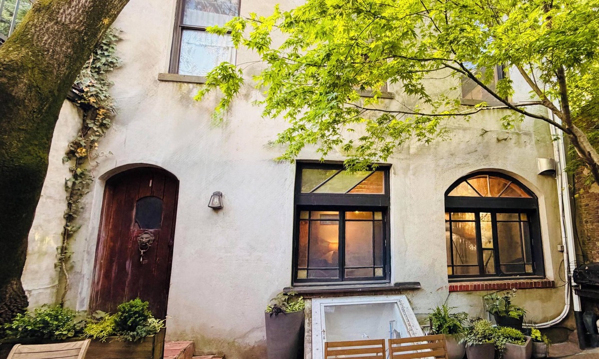 Prospect Heights Condo | Beautiful 2-Bedroom Brooklyn Carriage House with AC and Off-Street Parking