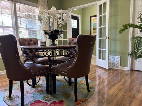 Downtown Niagara Falls House | Beautiful 3 Bedroom Villa - 5 Mins to Falls