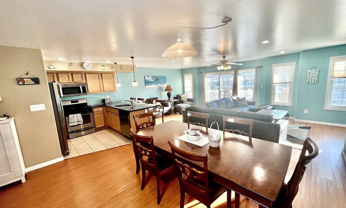 North Wildwood Condo | Beautiful 4 Bedroom Condo w/POOL & KING BED