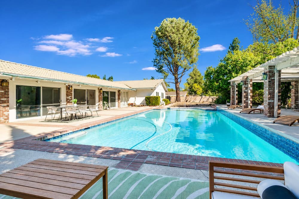 Chatsworth House | beautiful 6BR House With Pool & Large Yard!