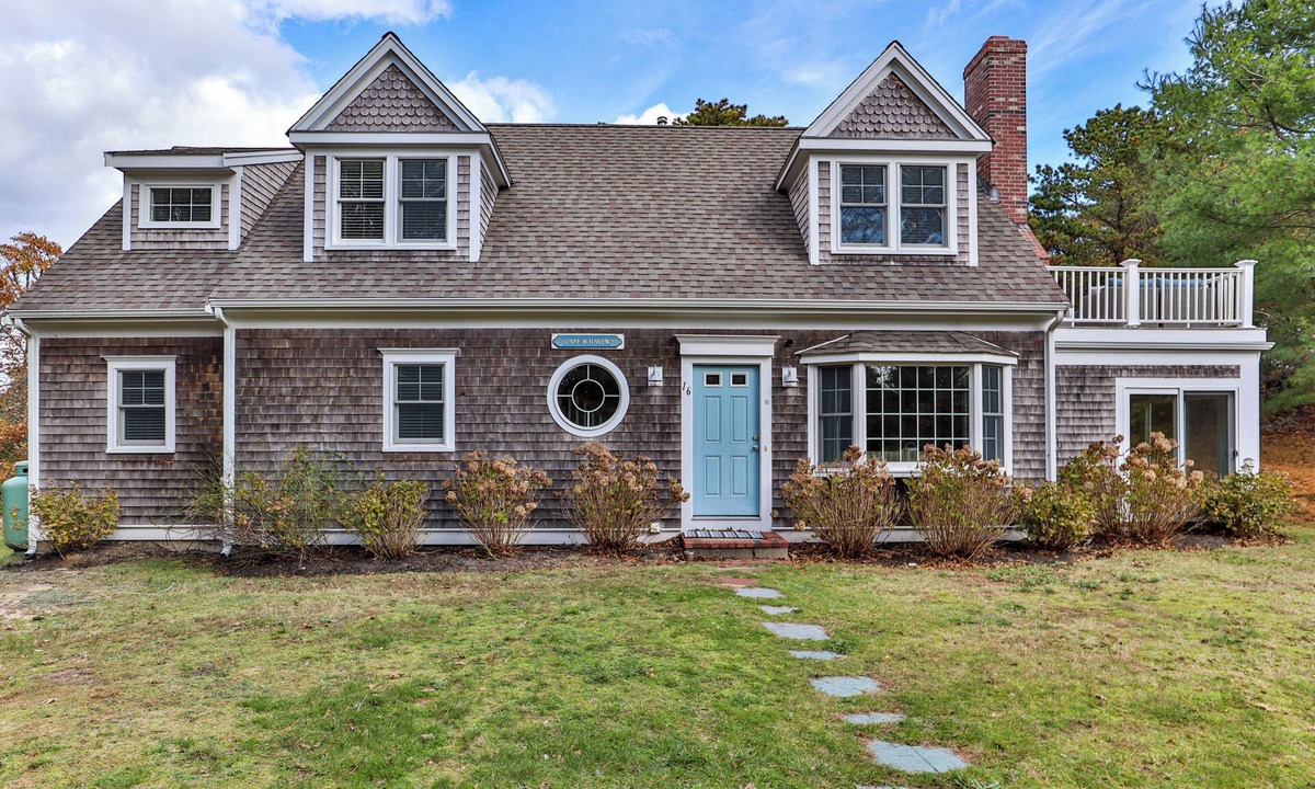West Chatham House | Beautiful and Spacious, 3BR/3 BR with bonus room - walk to the beach!