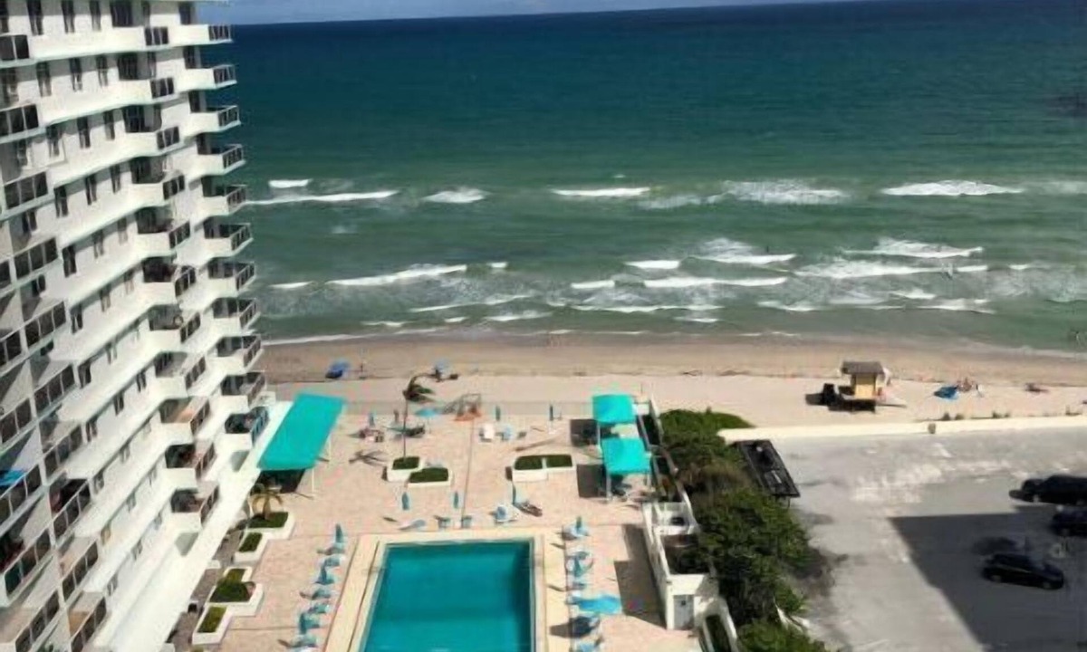 Hollywood South Central Beach Apartment | Beautiful beachfront condo 2-2 split plan with ocean front views. Free Parking.