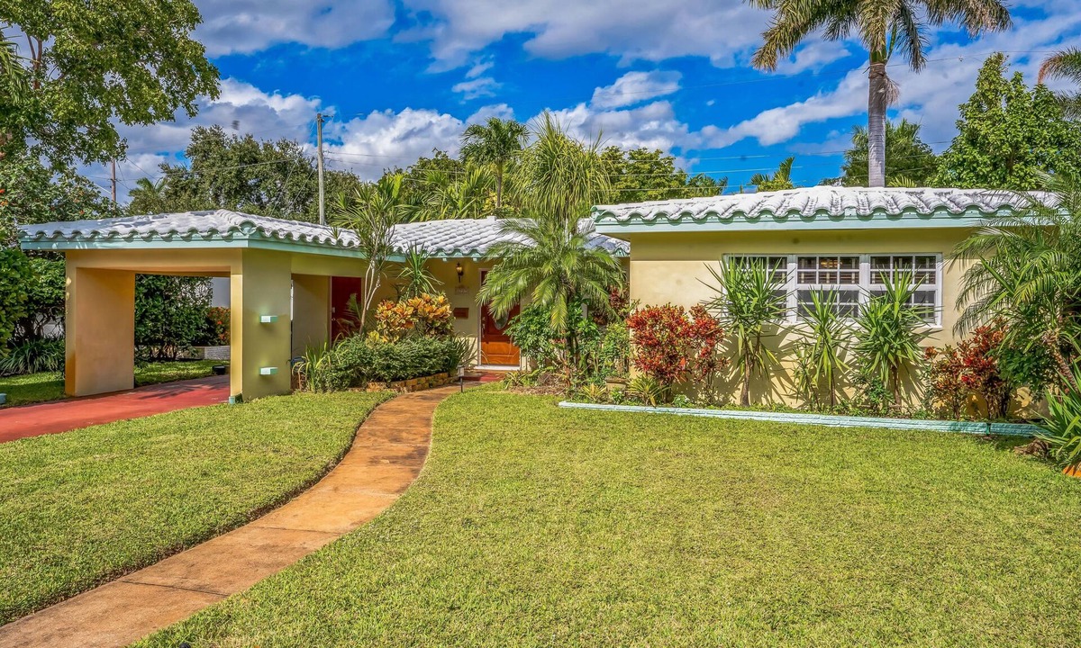 Poinsettia Heights House | Beautiful Comfy Home With Private Hot Tub Close To Beach by RedAwning