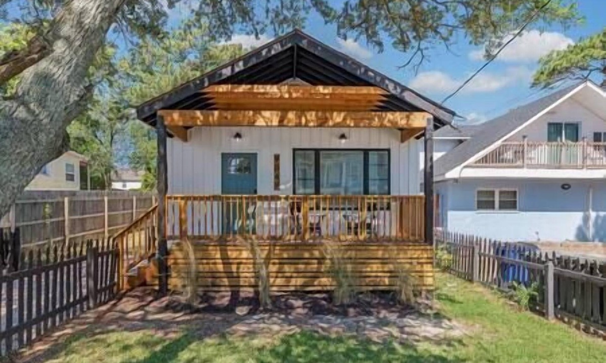 East Ocean View House | Beautiful cottage a couple blocks from the beach