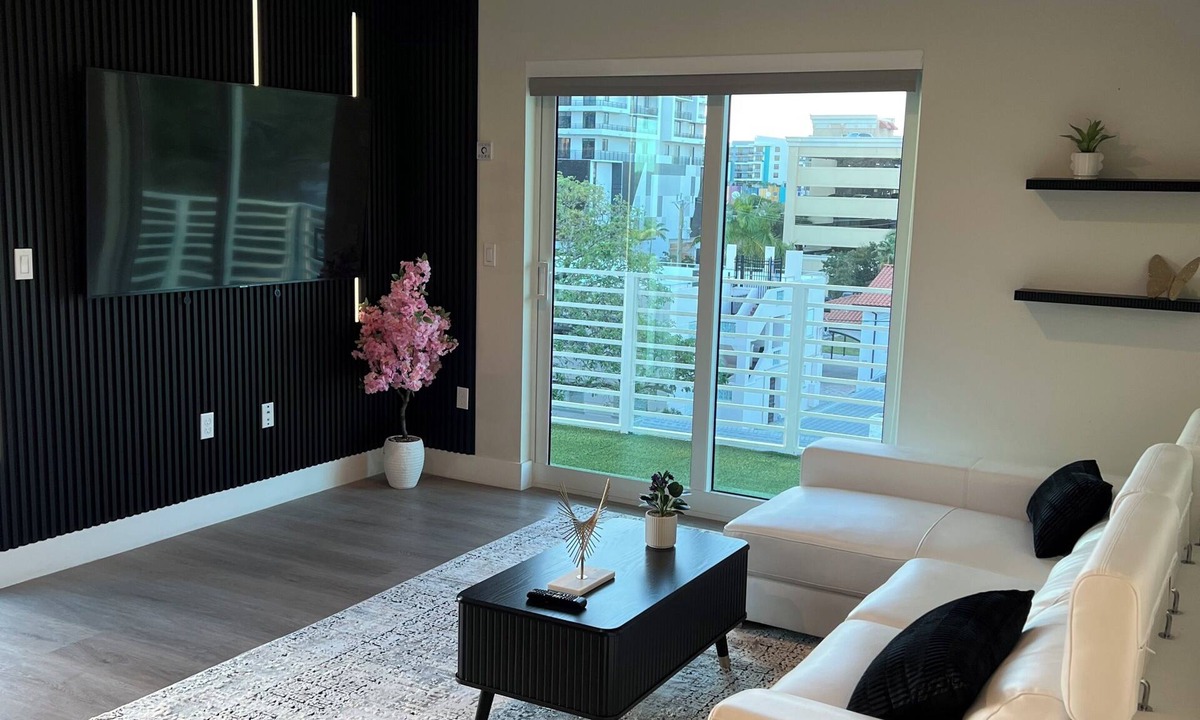 Parkside Apartment | BEAUTIFUL DOWNTOWN HOLLYWOOD BEACH YOUNG CIRCL 2B 2B Apt