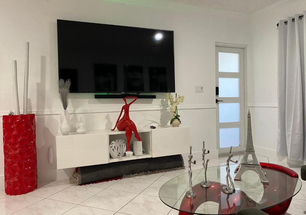 Flagami Apartment | Beautiful House 7 min from Miami Airport w FREE parking
