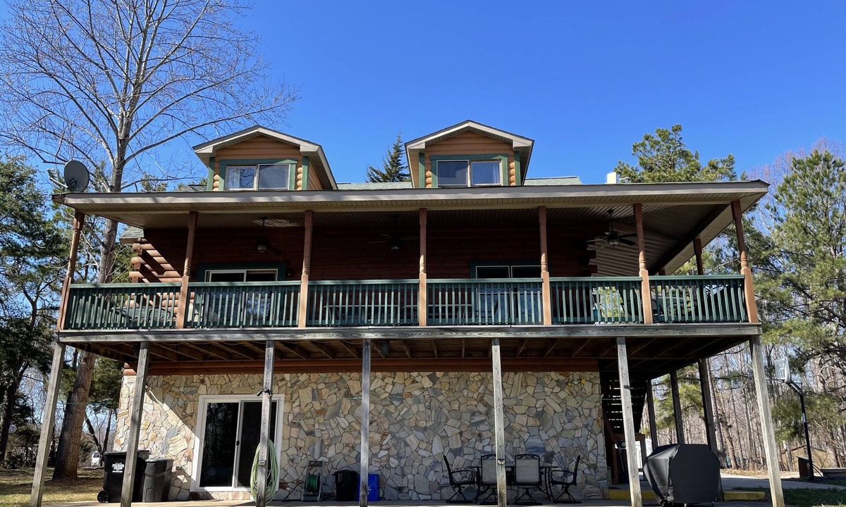 Bumpass House | Beautiful Lake View Log Cabin Lake Anna VA- Private Dock- August 8 Week Special