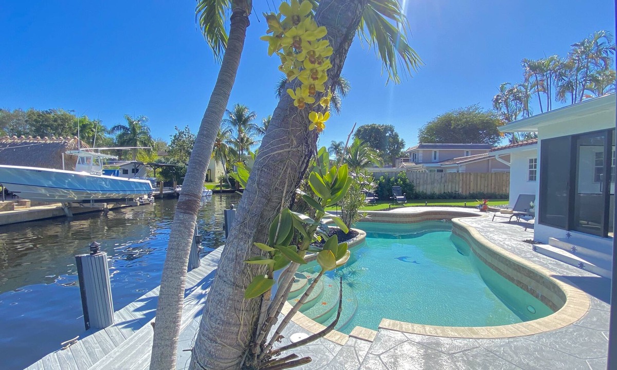 Riverside Park House | Beautiful Modern Pool Home minutes to Ft Lauderdale Beaches & Downtown.
