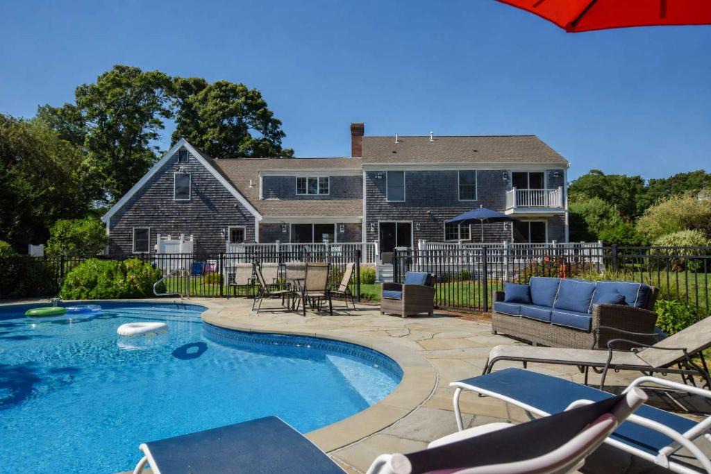 Eastham House | Beautiful Spacious Family Retreat w Pool