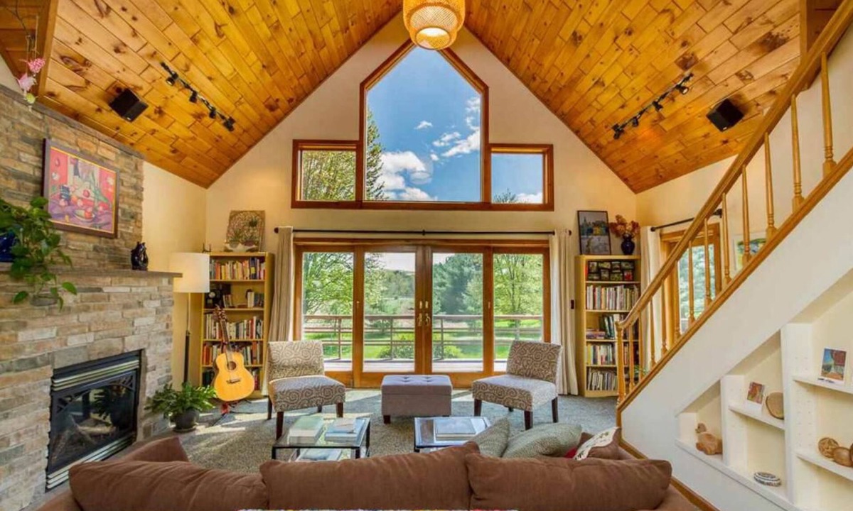Schuylerville House | Beautiful, sunny, open-floor 3-bedroom house in Saratoga Springs