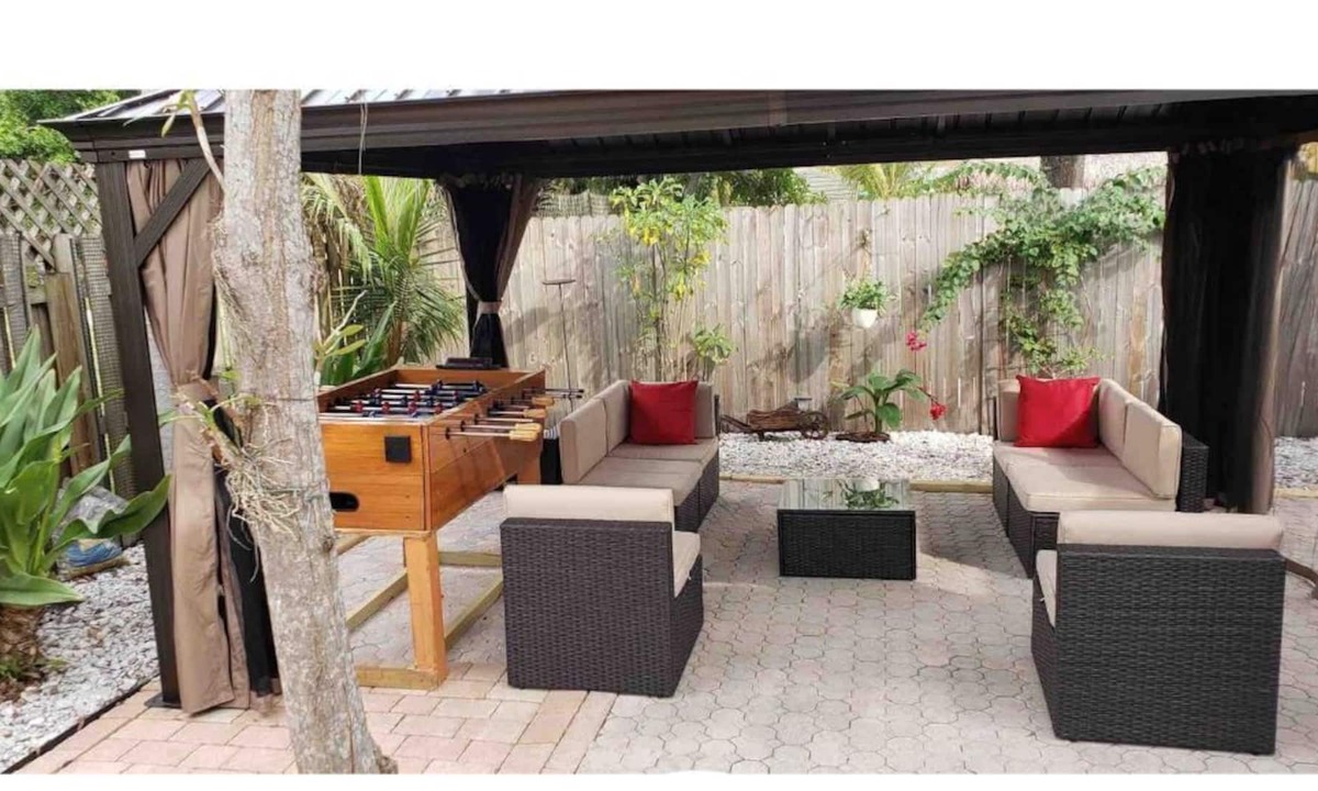 Royal Poinciana House | Beautiful Tropical Villa spacious two bed two bath closed to beach