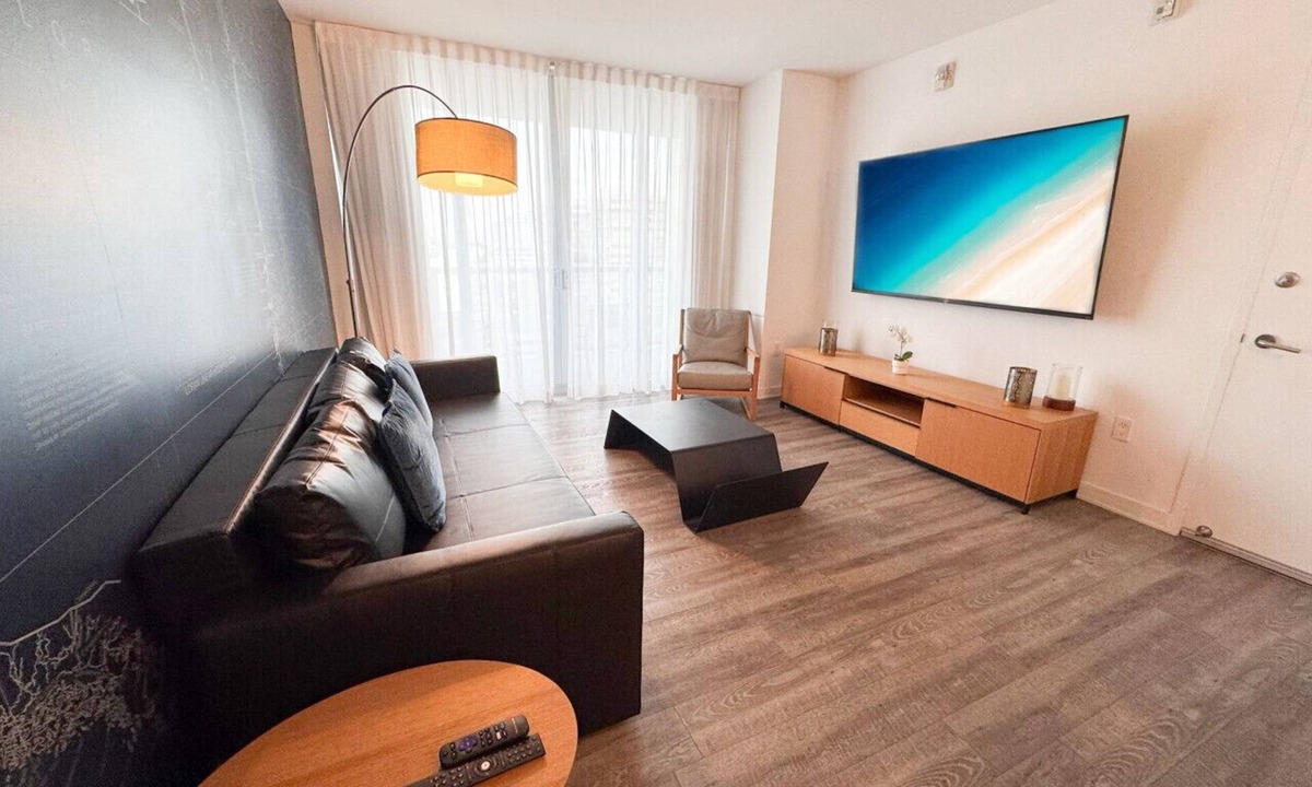 Hallandale Beach Apartment | Beautiful two bedroom apartment with Nice View