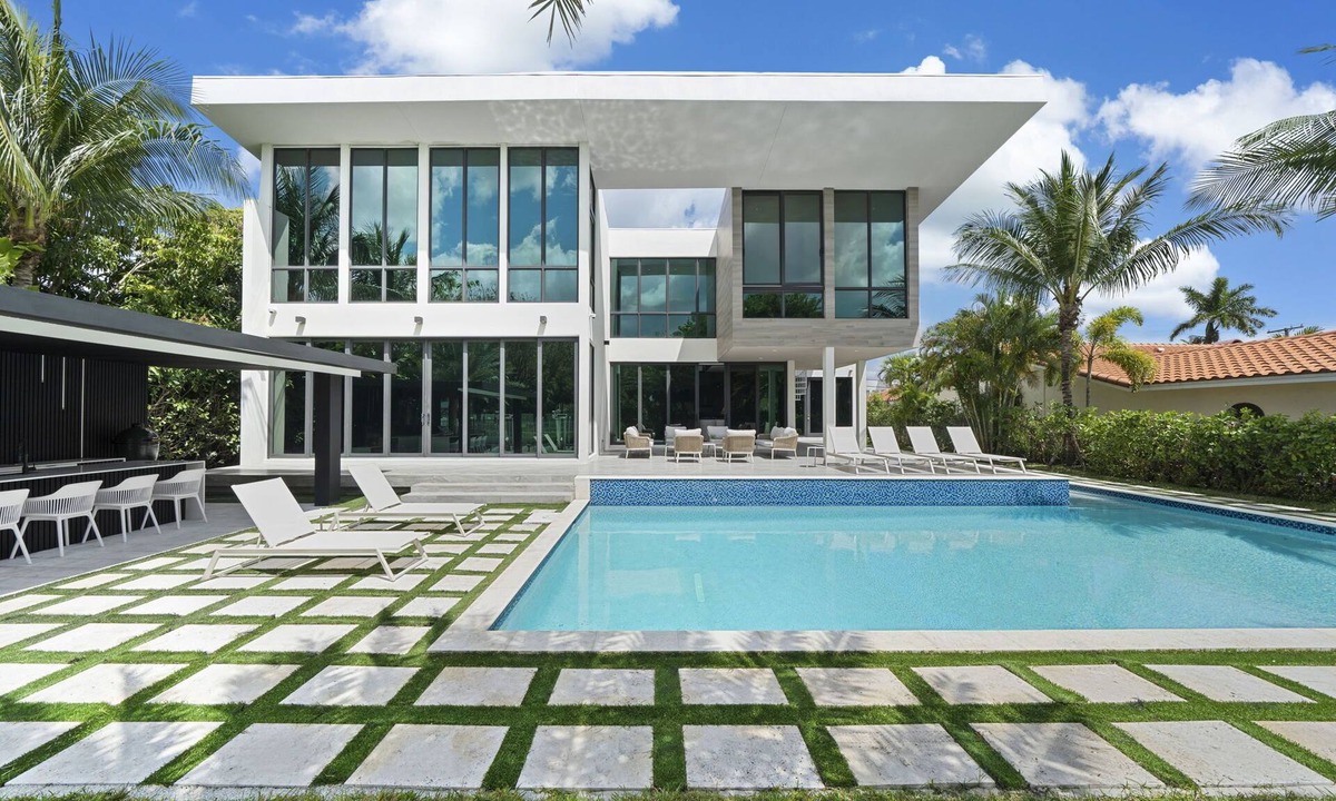 Hallandale Beach Villa | Beautiful Villa on the Water 7 Bedrooms/6.5 Baths