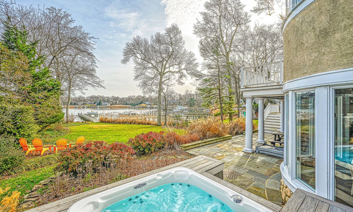 Annapolis House | Beautiful waterfront home on The Chesapeake Bay with private dock & beach access
