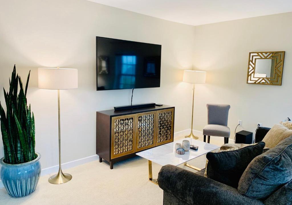 Old Town West Apartment | Beautifully Decorated 2 BR - 4 Min Walk to Metro and Close to Old Town