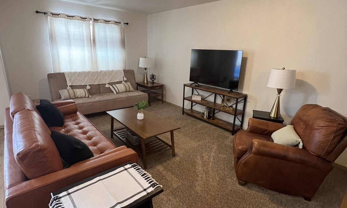 Kalispell Apartment | Beautifully furnished 2 bed 1 bath apartment in central location. Sleeps 5