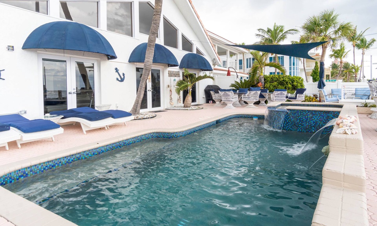 Birch Park Finger Streets Villa | Beautifully luxurious & modern house directly in front of the Beach!