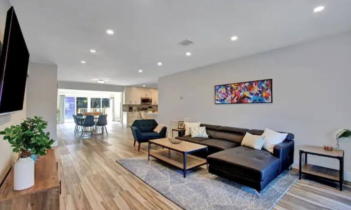 Highland Garden Villa | Beautifully Renovated Villa 10 min from the beach!