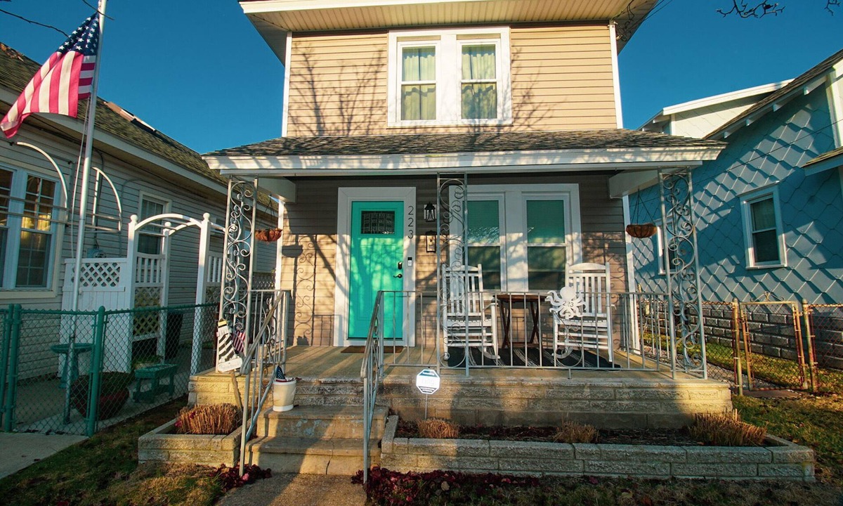 Wildwood House | BEAUTIFULLY RENOVATED HOME WITH YARD. WE ARE PET FRIENDLY.