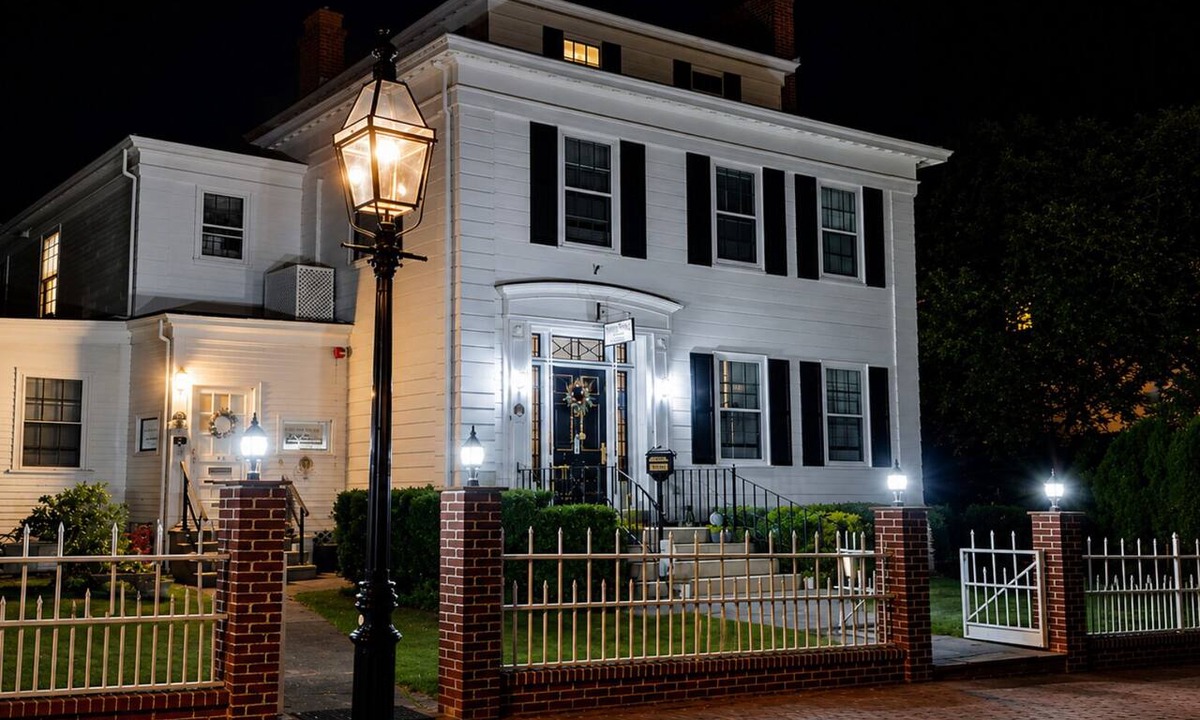 Historic Hill House | Best in-town location - Walk everywhere - Free on-site parking