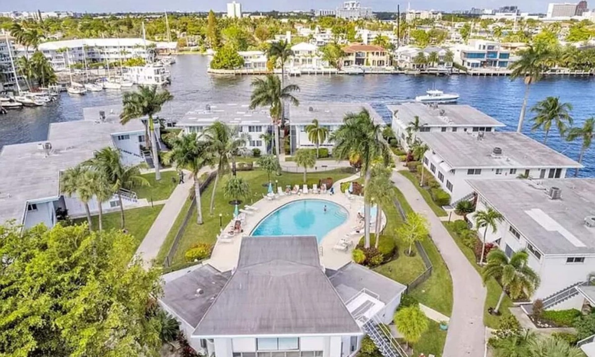 Hendricks and Venice Isles Apartment | Best location in Fort Lauderdale! Waterfront 2-bedroom apartment with AC.