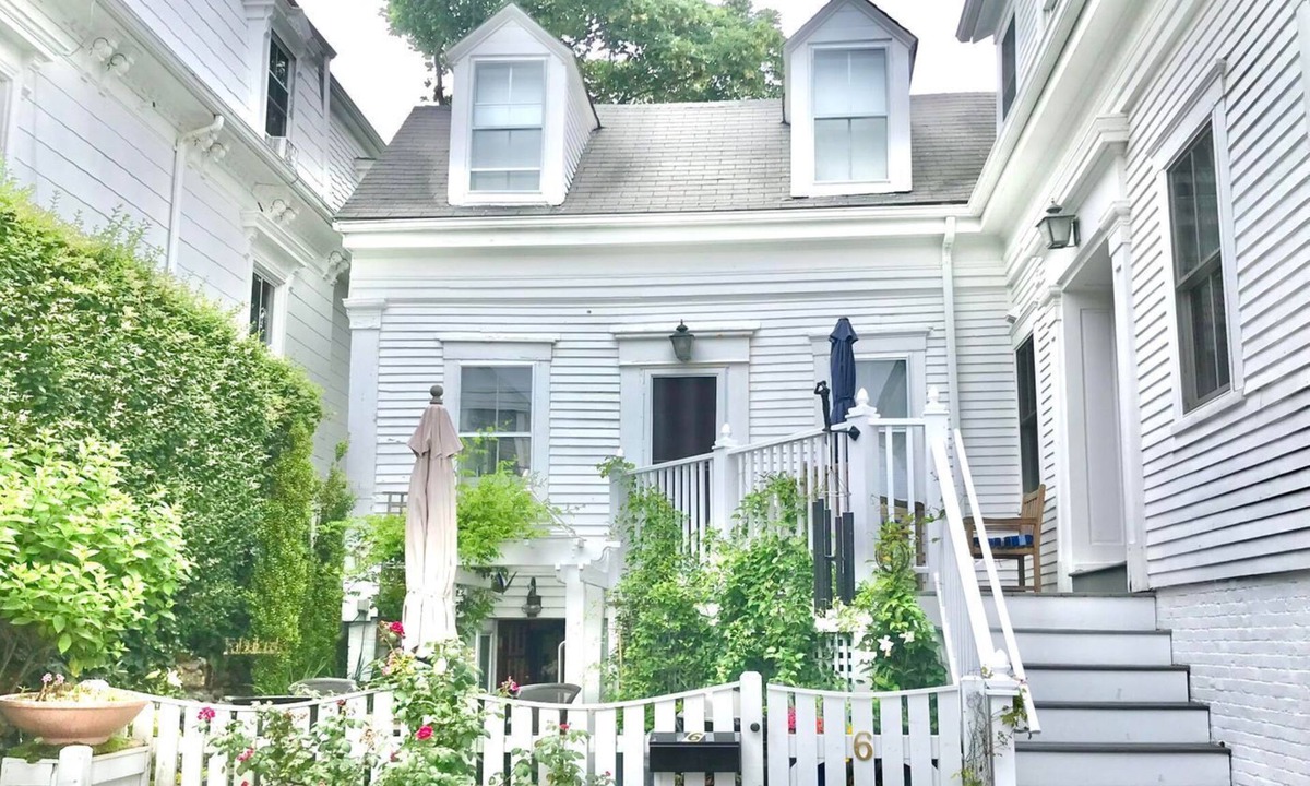 Commercial Street Condo | Best location in Ptown,1 Bedroom,PARKING/WaterVIEW