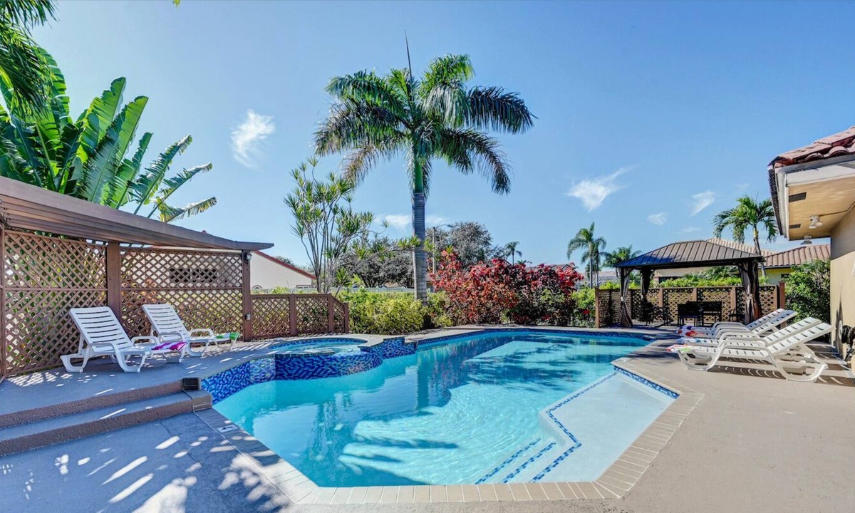 Dania Beach House | Best Location, Minutes From The Beach & Casino, Large 5BR Home, Heated Pool