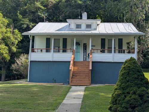 Eagle Rock House | Best of both, private yet convenient, Clifton forge 17 mi, Roanoke 31 mi, Covington 30 mi, Daleville 17 mi ,Lexington 42 mi