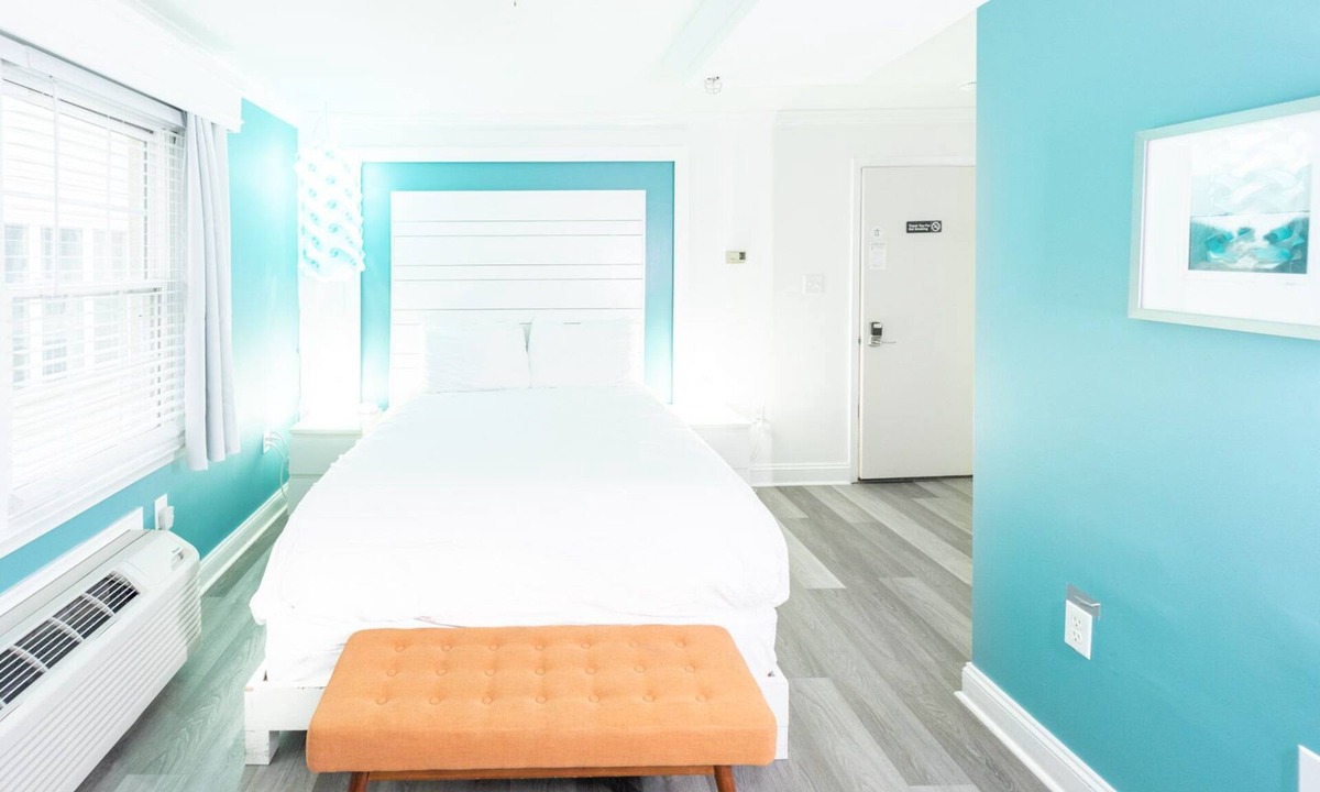 Rehoboth Beach Hotel | Best of Delaware - Fit for a QUEEN- Walk to Beach, Pet Friendly, Hot Tub, Pool