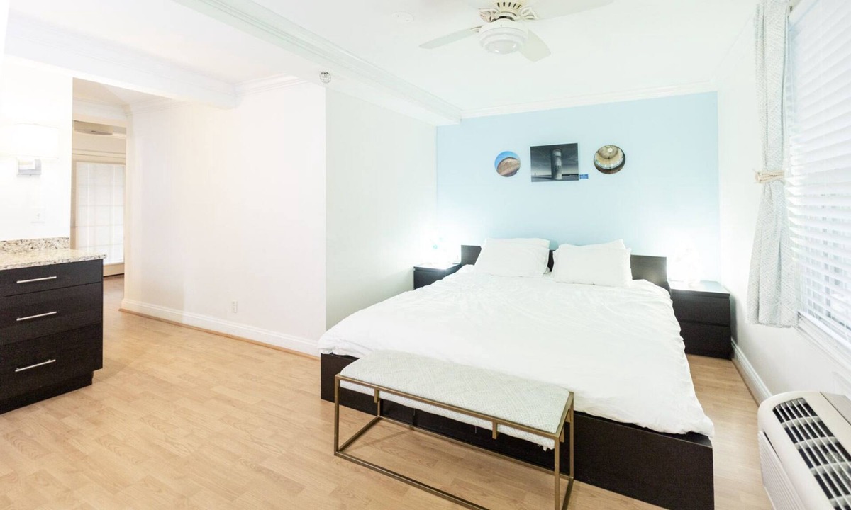 Rehoboth Beach Hotel | Best of Delaware King Bed Plus Day Bed Pool - Hot Tub - Pet Friendly - Beach