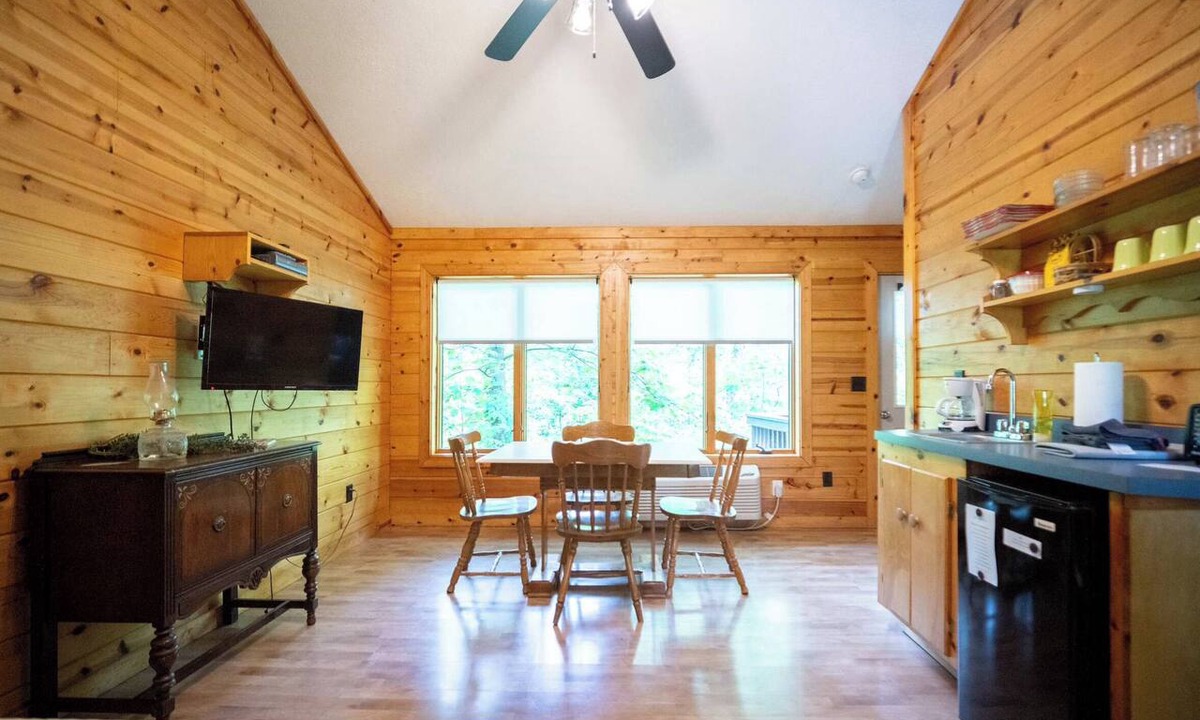 Farmdale House | Bethel Bungalow @ Agape Aldea | Cozy Cabin Sleeps 4