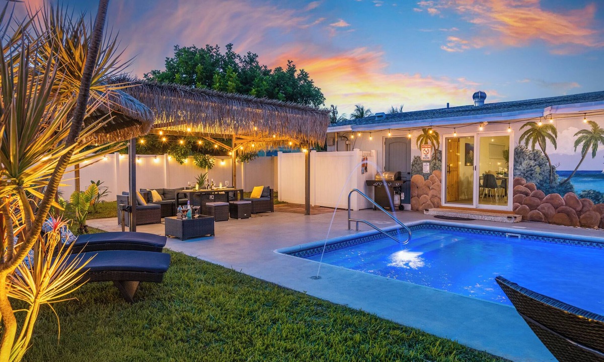 Tropic Palms House | Big heated salt water pool house with easy access to the beach and Atlantic Ave