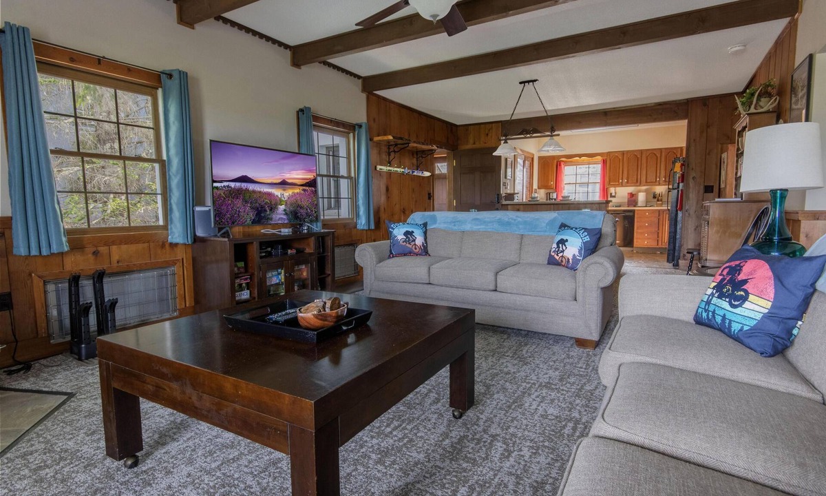 Edray House | "Bigfoot Bungalow" Dog-friendly oasis - Right next to the bike trails!