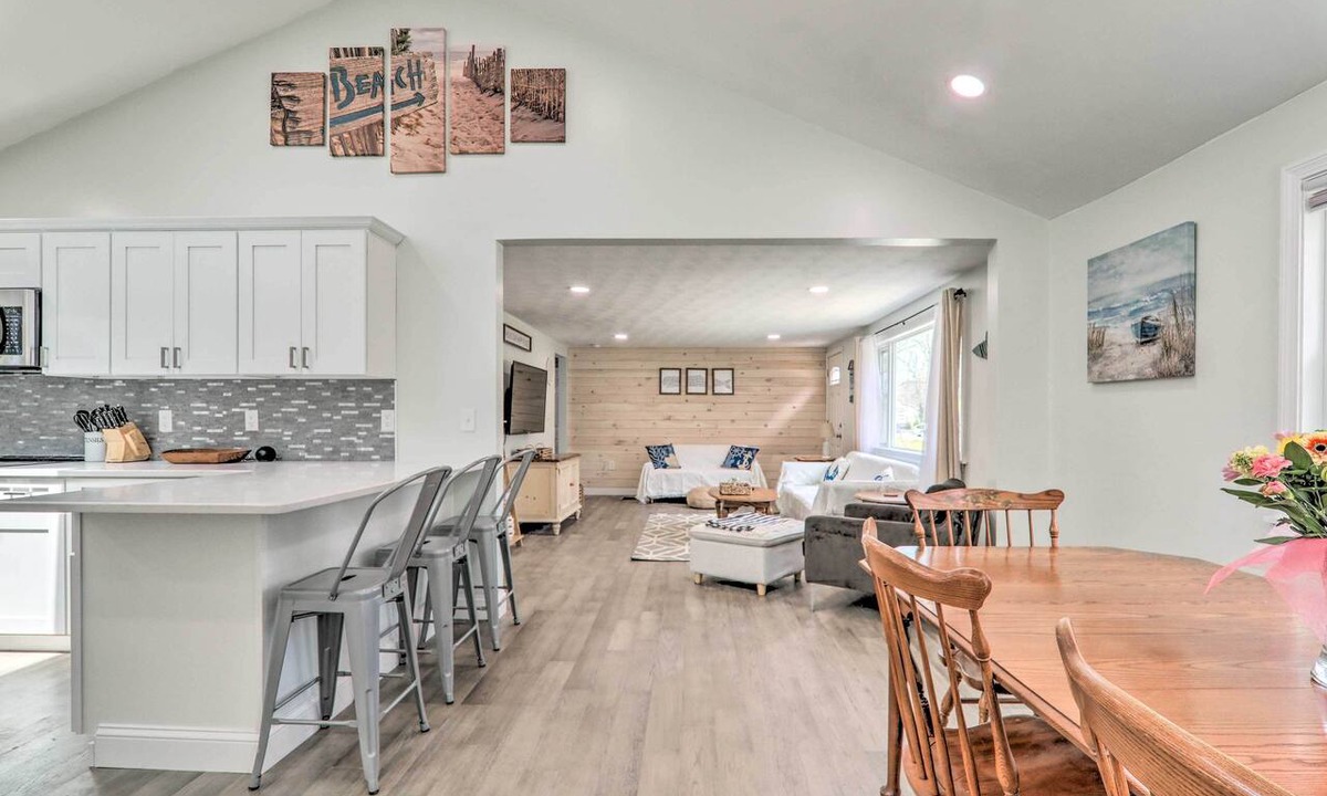 Centerville Cottage | Bike to Beach: Centerville Home w/Deck!