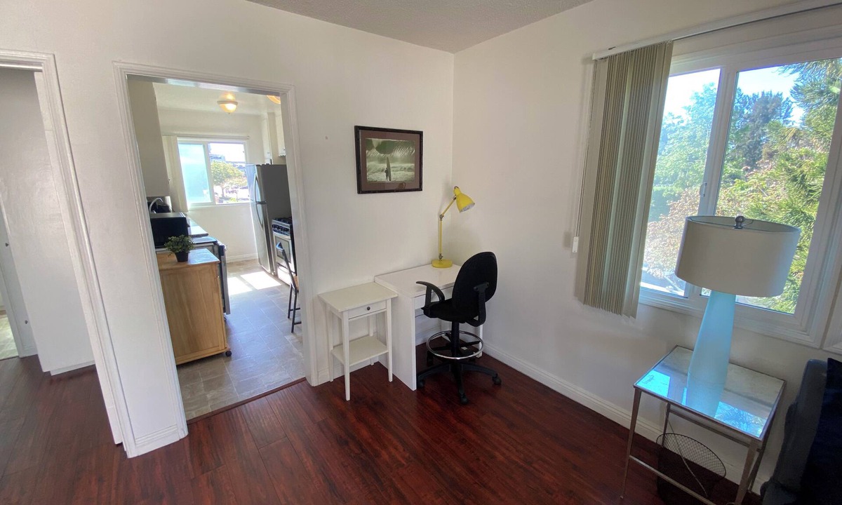 Pico Apartment | Bike to beach. Walk to SMC. Tranquil 2-bedroom apart near shops