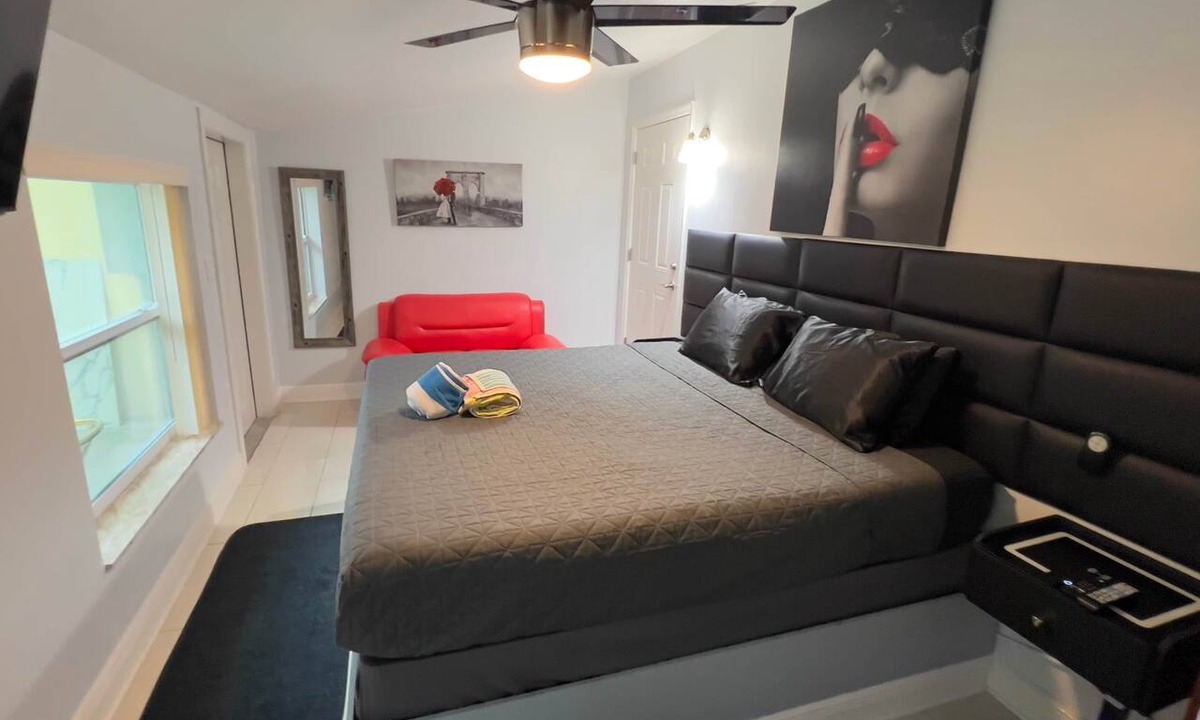 Wilton Manors House | Billy's Resort -Men only-Clothing optional-Secluded Bungalow