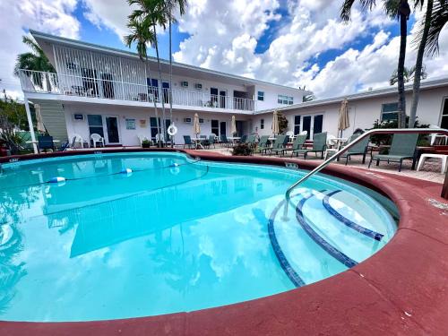 Central Beach Hotel | Birch Patio Motel